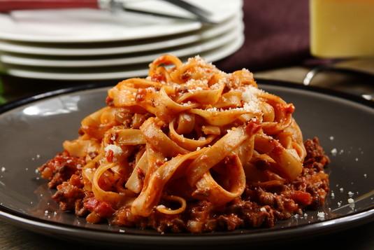 Klasyczne ragout bolognese 50 minut 4 osoby Łatwe makaron tagliatelle lub farfalle - 200 gramów mielona wołowina - 500 gramów seler naciowy, łodyga - 1 sztuka mała cebula - 1 sztuka czerwone wino -