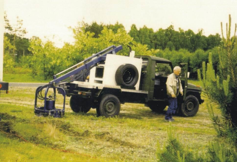 Płytkie pomiary sejsmiczne mogą być prowadzone na lądzie przy wykorzystaniu niewielkich i mobilnych źródeł fal sejsmicznych o wysokich częstotliwościach Shallow seismic studies could be carried out
