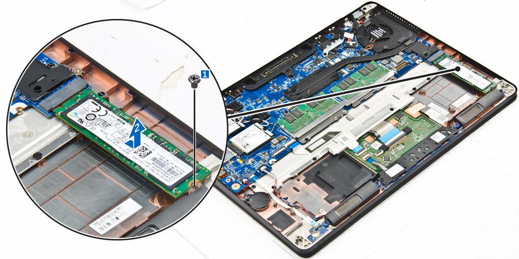 Instalowanie radiatora 1. Umieść zespół radiatora na płycie systemowej i dopasuj go do uchwytów na śruby. 2. Wkręć śruby mocujące zestaw radiatora do płyty systemowej. 3.