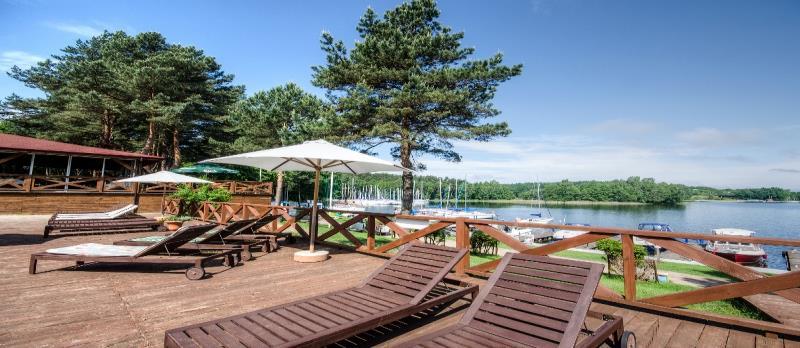 Hotel Tajty położony jest w urokliwym zakątku Krainy Wielkich Jezior Mazurskich, w miejscowości Wilkasy, zaledwie 3 km