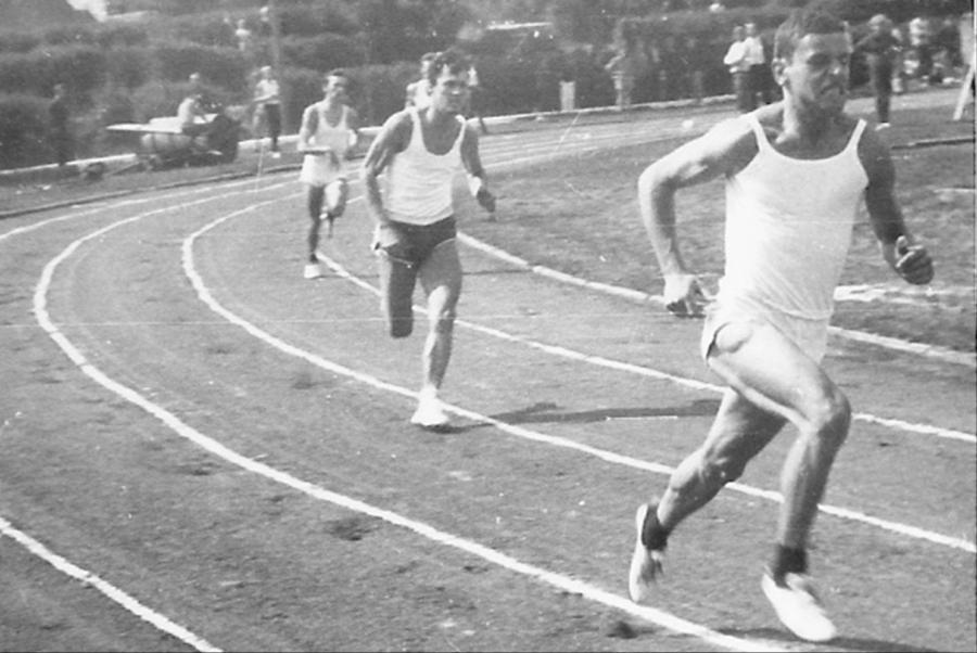 Na kolejnym zdjęciu z obozu w Olecku zmianę pałeczki w sztafecie 4 x 100 metrów ćwiczy dwójka zawodników Juvenii Białystok Tadeusz