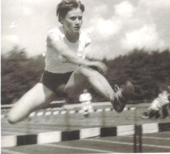 Na dole od lewej Ligia Olkowska i Alicja Kurstak, ze zbiorów której pochodzi to zdjęcie.