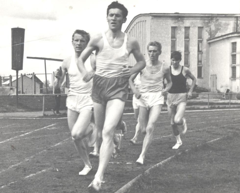 lewej) i Stanisław Koncewicz (z prawej) oraz kolejny zawodnik Podlasia Stanisław Stefanowicz (w czarnej koszulce).
