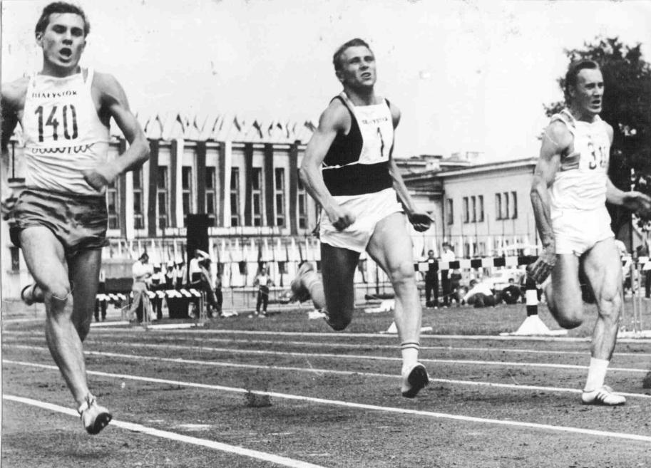 W środku (z nr 2) Jerzy Leszkiewicz z Jagiellonii Białystok. Fot. ze zbiorów BKS Jagiellonia Białystok.