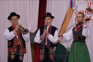 Grybów 1) 1 szkółka rzeźby w Korzenna 1 szkółka malarstwa na szkle w Podegrodziu, 1 szkółka haftu w Podegrodziu, 1 szkółka bibułkarstwa w Chełmcu.