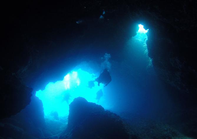 Jaskinia Poseidonov Grad podwodny kompleks jaskiń i tuneli. Nurkowanie tutaj odbywa się w dryfcie aby odkryć jak najwięcej królewskiego miasta Poseidona.