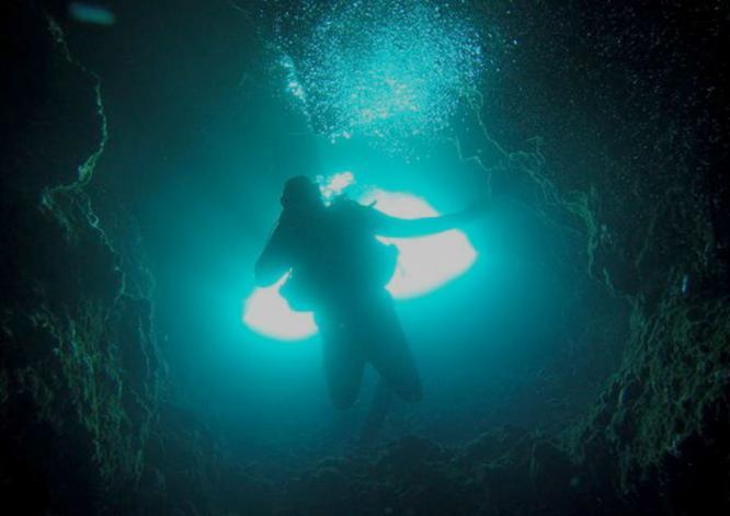 Kanion Sirena Hole - Pionowy kanion zaczynający się na głębokości 2 m, a kończący się na głębokości 31 m. Miejsce nurkowe odpowiednie dla nurków z bardzo dobrą pływalnością.
