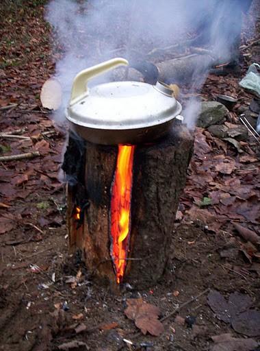 Ogień szwedzki Tzw. ogień szwedzki uzyskujemy rozpalając ogień pomiędzy czterema kawałkami drewnianej kłody, rozciętej wzdłuż włókien.