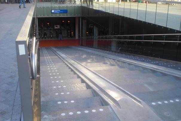 3 Kasy biletwe i autmaty planery pdróży. Budynek dwrca pwinien być wypsażny w tradycyjne kasy raz autmaty biletwe z mżliwścią zakupu biletów jednrazwych raz kreswych.