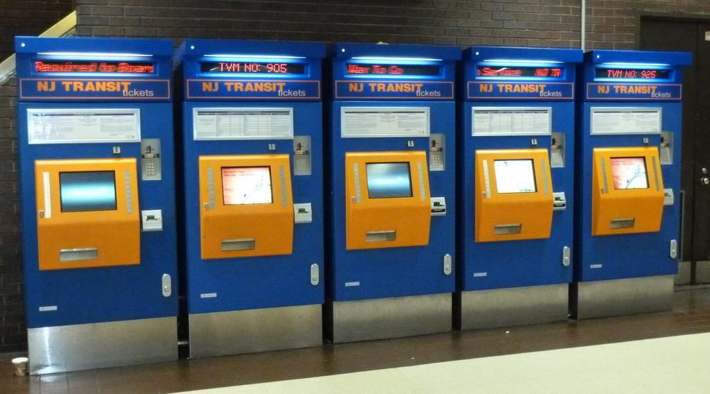 Zaleca się umieszczenie jedneg autmatu biletweg na każdym pernie klejwym, jedneg na przystanku autbuswym i minimum 2 autmaty w budynku dwrca.