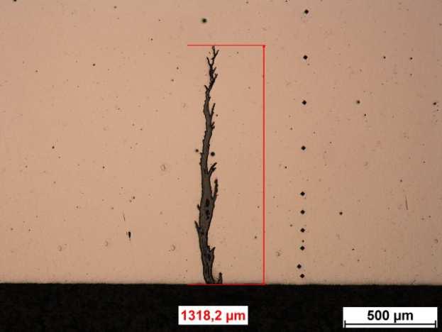 pęknięcie przy krawędzi wyniosło 7,52 mm. Na powierzchni próbek poddanych badaniom zmęczenia cieplnego w temperaturze 500 C nie zaobserwowano żadnych pęknięć. 4.