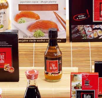 98 Sushi z łososia Składniki: - 500 g ryżu do sushi - 6 alg nori - 200 g łososia - długi ogórek - pasta wasabi - sos sojowy - imbir marynowany Przygotowanie: Algę nori ułożyć na macie bambusowej.