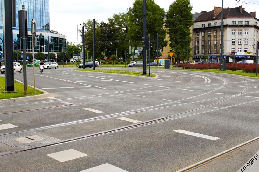 centralnej. Zasadnicza zmiana miała polegać na wprowadzeniu czwartego ramienia układu torowego dla linii Krakowskiego Szybkiego Tramwaju.