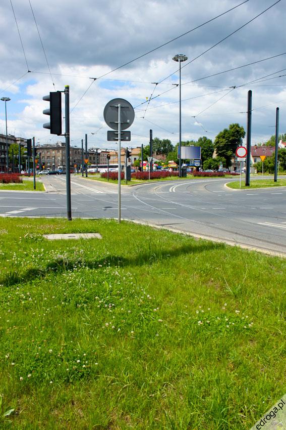 Od zmiany na skrzyżowaniu upłynęło niewiele czasu, by formułować jednoznaczne wnioski w zakresie stanu bezpieczeństwa ruchu.