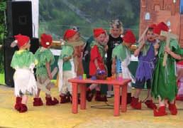 Na úvod kultúrneho programu scéna patrila hosťujúcemu DFS Osturňačik z Osturne. Súbor predstavil domáci folklór a detské hry, ako sa de voľakedy hrali na dedine.