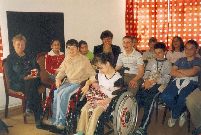 využívať viac zmyslov, čím je znásobená názornosť vysvetľovaných javov. Špeciálne publikácie a nábytok vhodný pre používateľov so špecifickými potrebami získava knižnica prostredníctvom projektov.