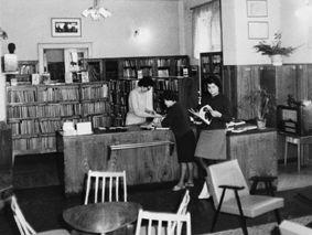1960 1969 Prijatím Zákona o jednotnej sústave knižníc v roku 1959 sa otvorila nová etapa vývinu verejných knižníc na Slovensku.