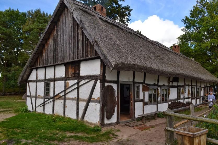 Skansen w Klukach Muzeum Wsi Słowińskiej w Klukach powstało z myślą ratowania kultury materialnej dawnej ludności kaszubskiej.