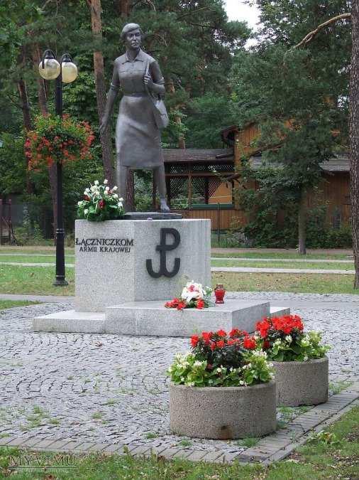 Pomnik został odsłonięty 29 lipca 2001 roku.