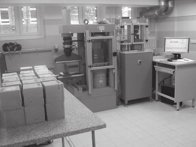 In order to perform this experiment a material testing machine was used, as shown in Ill. 3.