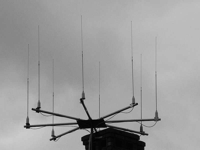 Weryfikacja zaproponowanych metod za pomocą sygnałów rzeczywistych (a) (b) Rys. 7.1. System PaRaDe; (a) szyk antenowy, (b) część odbiorcza dla kierunków zbliżonych do osi szyku antenowego.