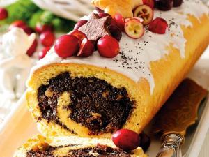 Makowiec to jedno z najpopularniejszych ciast - przygotowujemy je tradycyjnie na Wielkanoc oraz Boże Narodzenie Można je przyrządzać