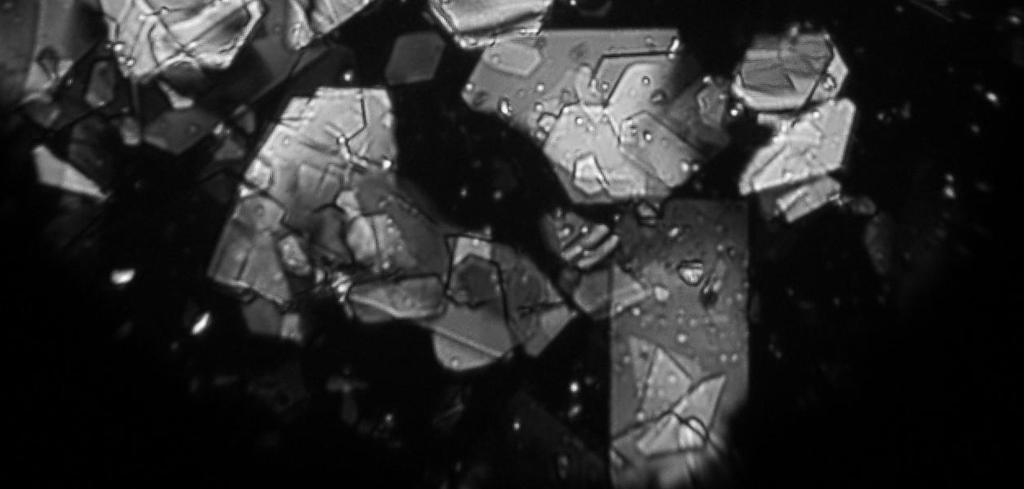 krystalicznej w postaci ułamków masowych w zaleŝności od temperatury przedstawiono na rysunku 2.