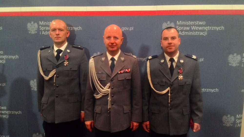 Bohaterowie czasów pokoju nagrodzeni przez szefa MSWiA Jestem dumny z tego, że mogę wyróżnić prawdziwych bohaterów, jakimi są nagrodzeni dziś funkcjonariusze powiedział minister Mariusz Błaszczak do