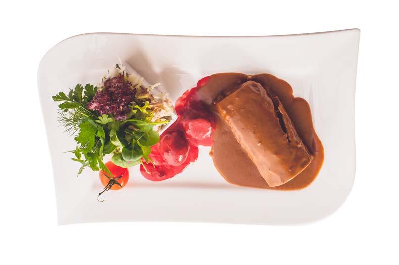 Polędwiczka wieprzowa w boczku zapiekana z pikantnym serem cheddar, dodatek, surówki 25,- Pork tenderloin in bacon roasted with spicy cheddar cheese, raw vegetable salad Fileciki drobiowe w płatkach