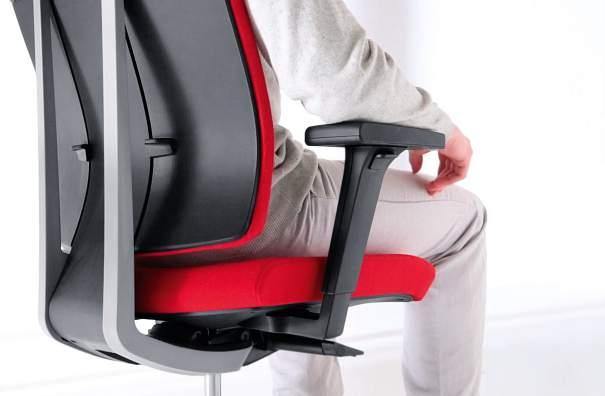 To maximize your back support you can easily adjust the height of the lumbar support.