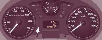 Stanowisko kierowcy 26 REGULACJA GODZINY Konsola środkowa bez ekranu Aby ustawić godzinę na zegarze, użyć lewego przycisku w zestawie wskaźników, a następnie wykonać czynności w następującej