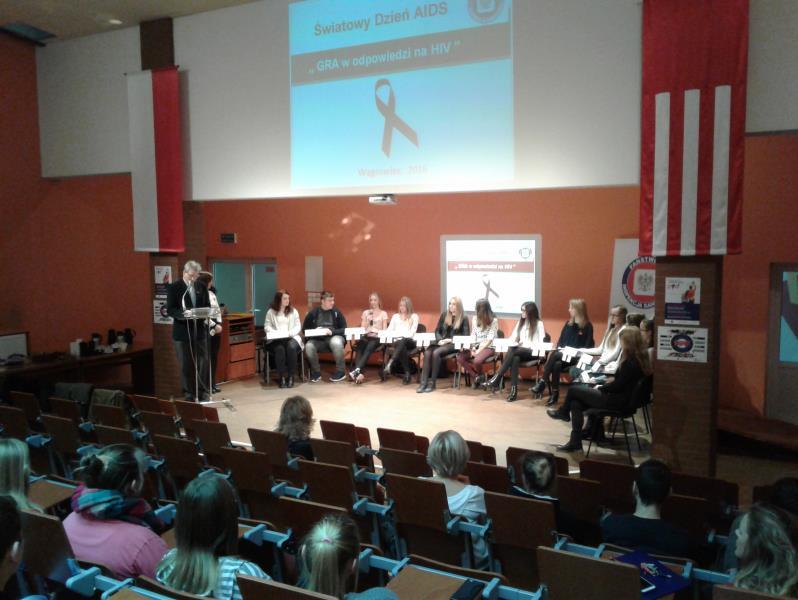 na pytania z zakresu profilaktyki HIV/AIDS, sytuacji epidemiologicznej w Polsce i na świecie, znaczenia terminów HIV/AIDS, dróg i przebiegu zakażenia, zachowań ryzykownych, diagnostyki i leczenia,