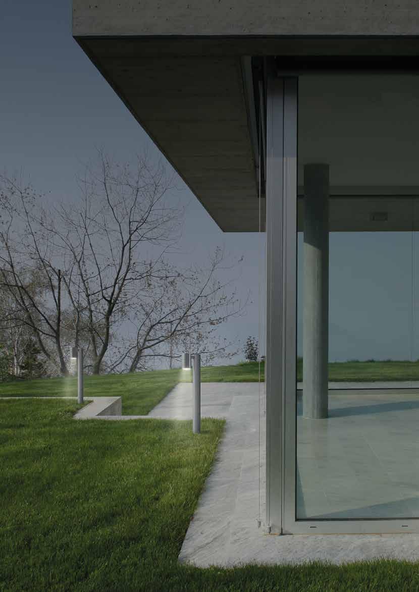DARSA EN A timeless and universal collection of garden fittings of stainless steel and tempered glass. GU10 light sources can be selected individually for these fittings.