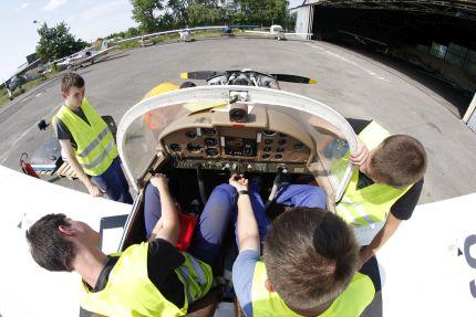 Jest to unikatoy kierunek kształcący mechanikó statkó poietrznych, który obejmuje obsługę pokładoych urządzeń radionaigacyjnych, radiokomunikacyjnych oraz przyrządó pokładoych statkó poietrznych.
