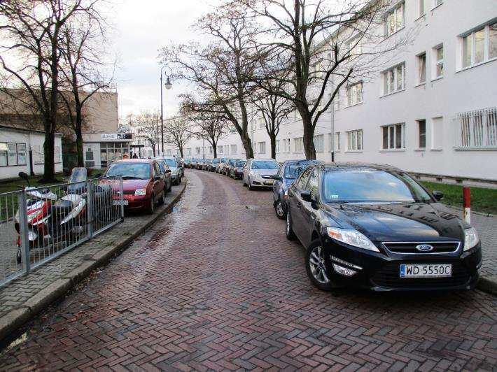 Zróżnicowana szerokość chodników od 2,5 do 4 m wykonanych z kostki brukowej, odcinkami wygrodzonych od jezdni słupkami parkingowymi Wprowadzenie na odcinku od ul. Słowackiego do ul.