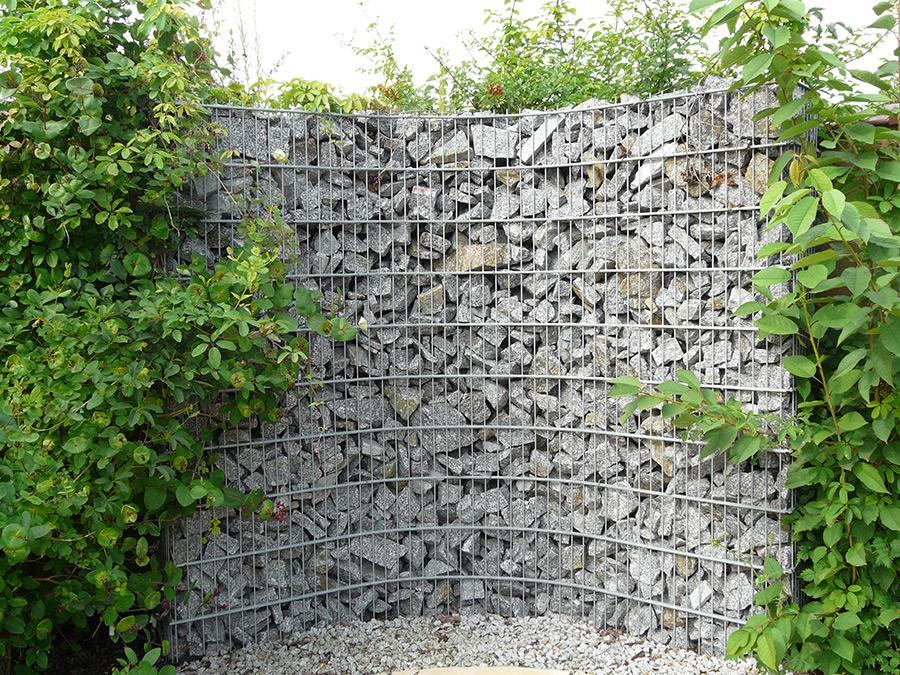 również jako elewację budynku. Zaletą ogrodzeń gabionowych Kalmet Stone jest również brak ograniczeń co do podłoża, na którym mają stanąć.