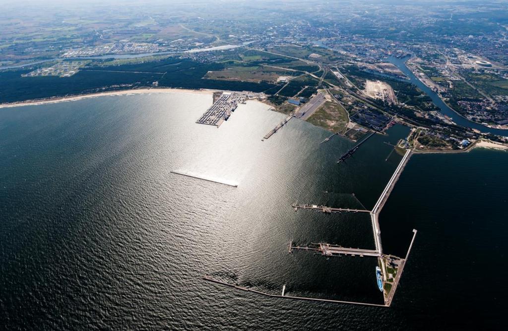 5 DCT Gdańsk dostęp od strony morza Dogodne i bezpieczne wejście do portu 650m 17,7m 17,5m 17,5m