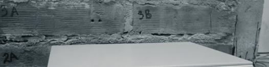 86 Zbigniew Suchorab, Stanisław Fic, Danuta Barnat-Hunek 2.2. Badana przegroda Badania pilotażowe wykonano w lipcu 2010 roku na północnym murze zewnętrznym z cegły ceramicznej pełnej (Rys. 3).