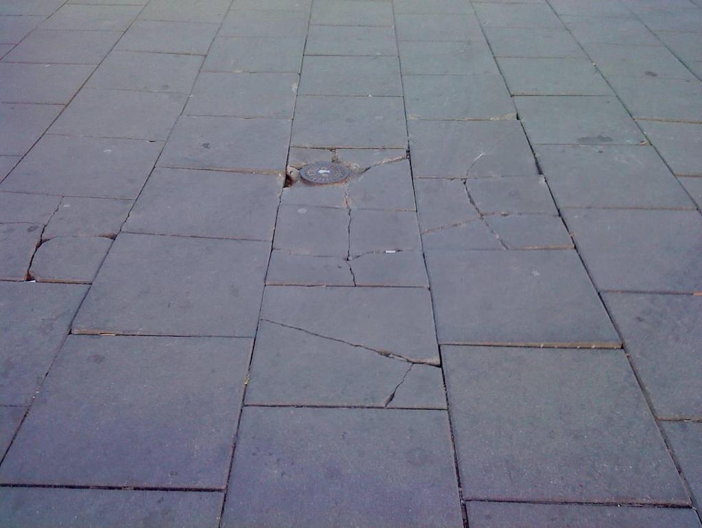 3) Zły stan chodnika przy pętli tramwajowej. Obluzowanei krzywo ułożone płyty chodnikowe. Fot. 3. Pozapadany chodnik. Fot: Karol Drabik, 22.10.2010 4) Węzeł w przebudowie.