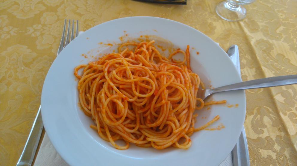 . Makaron z sosem pomidorowym przepis: *makaron spaghetti *Pomidory w puszce (320g) *Jedna mała cebula *Ząbek czosnku *Suszone zioła prowansalskie *Oliwa z oliwek *Sól i pieprz do smaku sposób