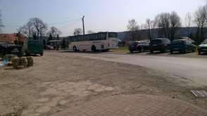 Teren w centrum, za obiektami usługowymi z widokiem na przystanek autobusowy i obiekty usługowe Centralna część miejscowości, w której zgrupowane są najważniejsze usługi, nie odpowiada na potrzeby