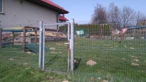 Istniejąca infrastruktura jest niewystarczająca, teren placu zabaw jest zaniedbany i nie funkcjonuje w