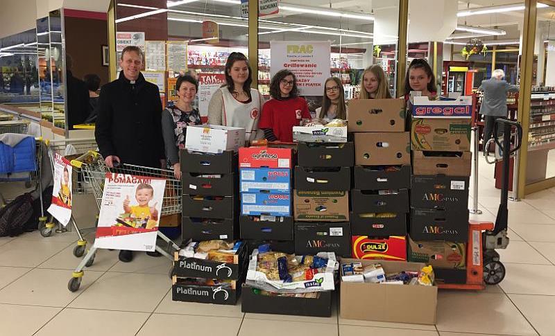 P r y m u s i k n r 1 8 4 S t r o n a 3 Dzielić się sercem Pomaganie to nasza specjalność, dlatego też w czasie weekendu (24 i 25 marca) wzięliśmy udział w ogólnopolskiej zbiórce żywności