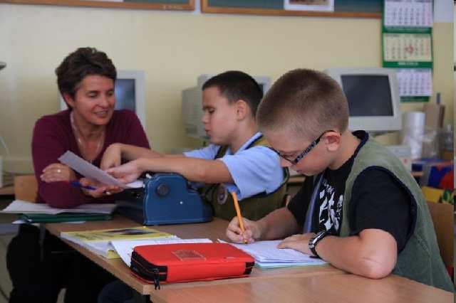 Nawiązanie kontaktu Przed badaniem naleŝy wprowadzić pozytywny nastrój, zdobyć zaufanie dziecka.