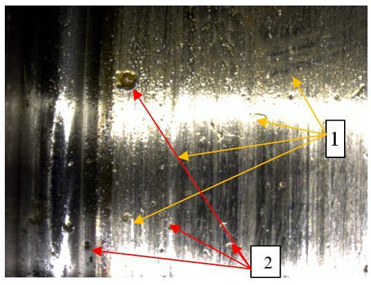 6 przedstawiono uszkodzoną warstwę wierzchnią zatartego czopa korbowodowego. Widać na niej wyraźne zarysowania, powstałe na skutek intensywnego procesu tarcia (zacierania).