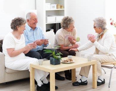 Die Familie Weiss wohnt in einem kleinen Einfamilienhaus mit einem schönen Garten und einer großen Terrasse.