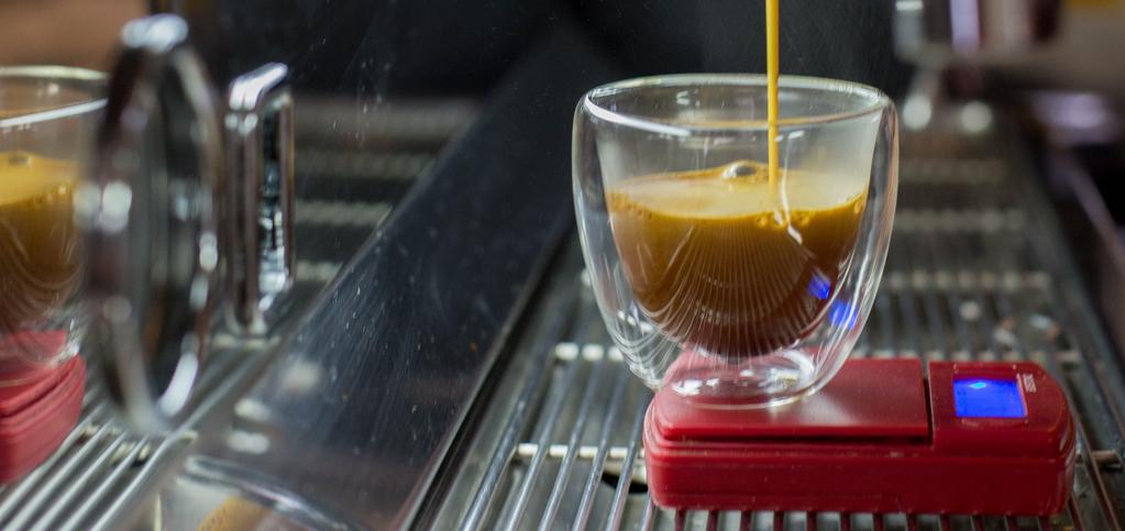SESJA 2 CUPPING 1h Próbujemy róz nych rodzajów kaw, tak jak to robia profesjonalni testerzy i sesnorycy.
