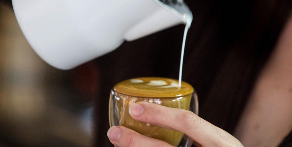 ZAAWANSOWANE LATTE ART - 4h Nauka zaawansowanej i profesjonalnej sztuki latte art, czyli malowanie wzorów, bez uz ycia dodatkowych narze dzi, gdzie wzór powstaje poprzez umieje tne nalewanie mleka do