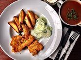 Zupa gulaszowa oraz kotlet schabowy z mizerią i