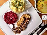 Zupa pieczarkowa z makaronem oraz udko z kurczaka zapiekane